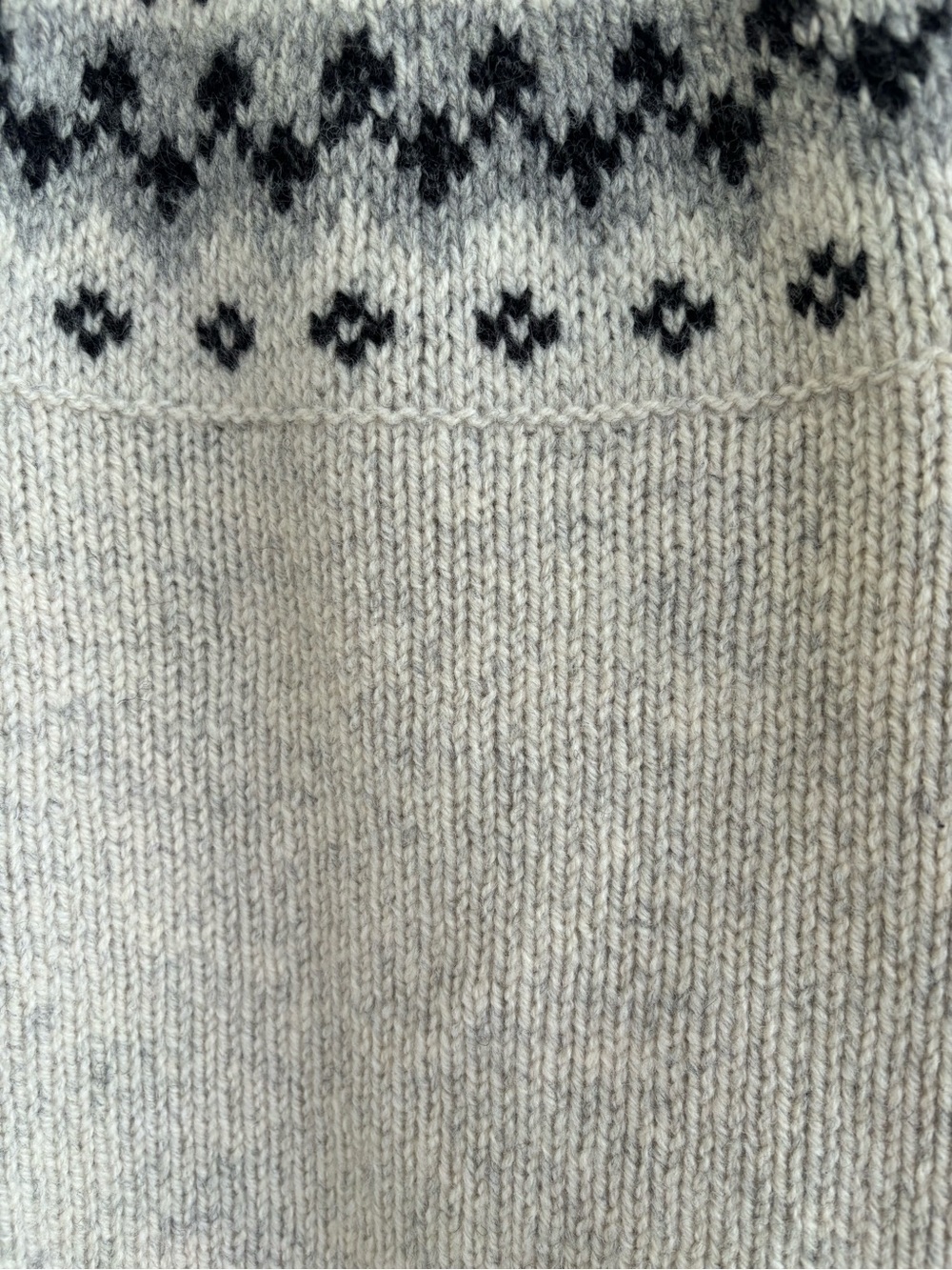 L.L. Bean Fair Isle Heather Gray and Cream Nordic Yoke Wool Crewneck Sweater M - Picture 13 of 16